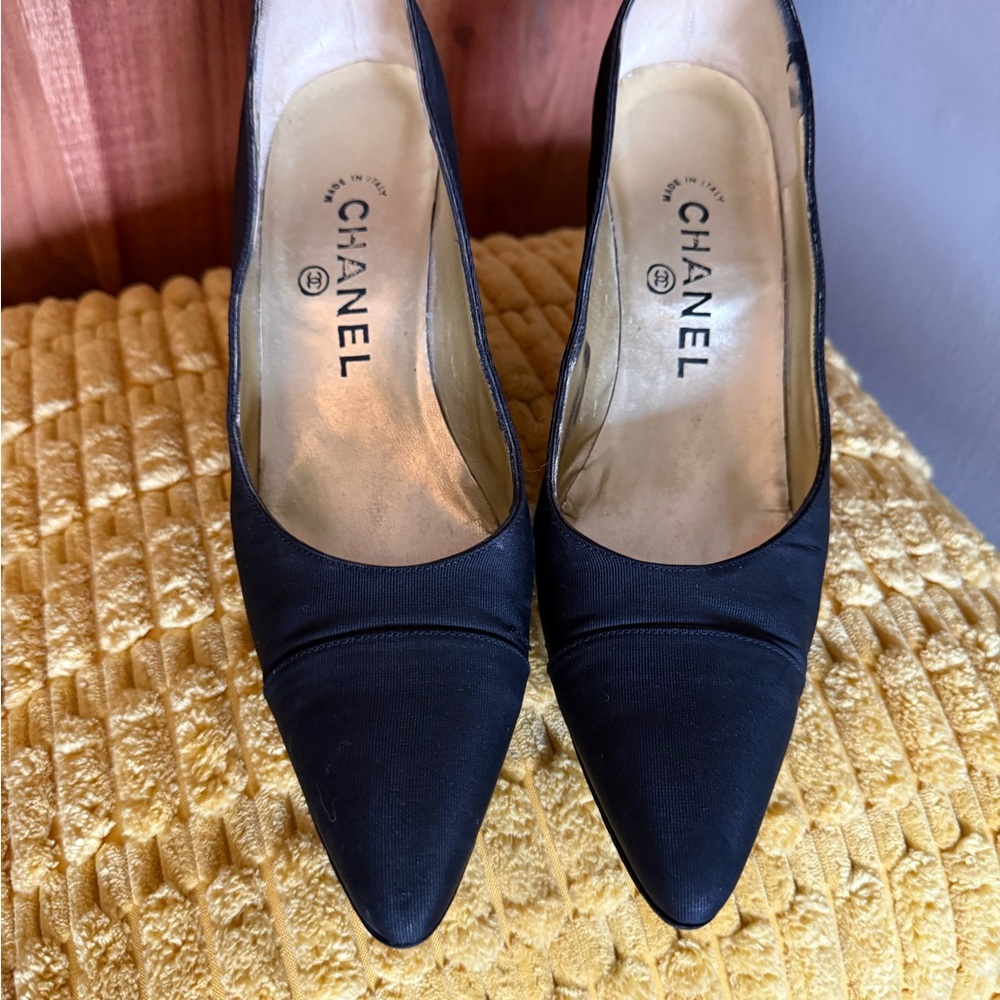 CHANEL Black Almond Pointed-Toe Fabric 3” Pumps 7.5 - Picture 5 of 11